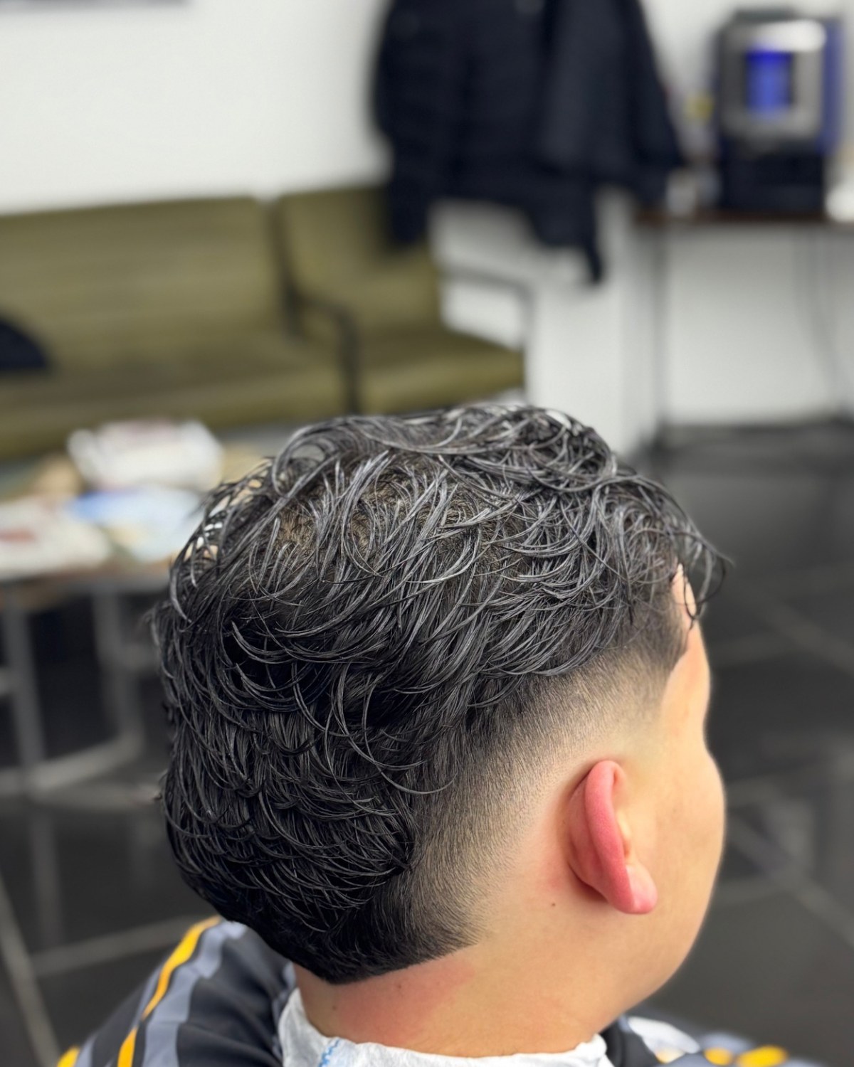 Fade met getextureerde krullen, van achteren gezien