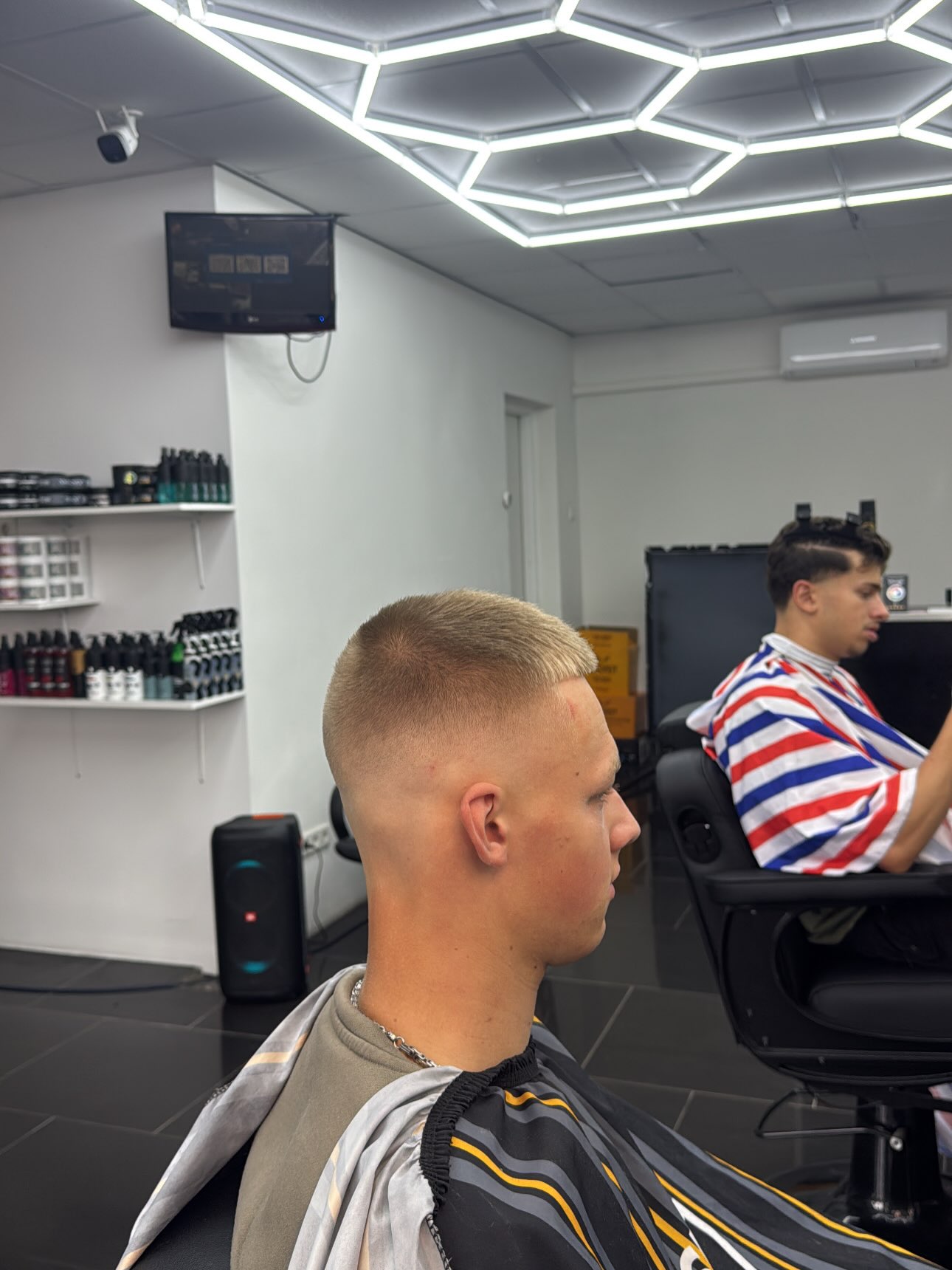 Korte fade onder de zeshoekige ledverlichting